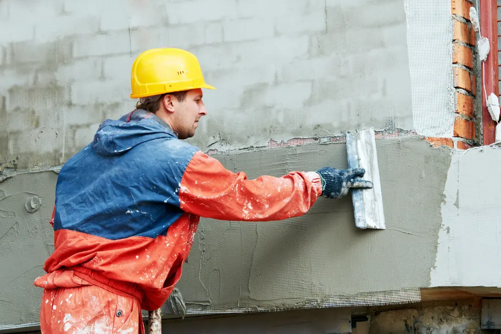 Jak brud wpływa na tynk po wielu latach?
