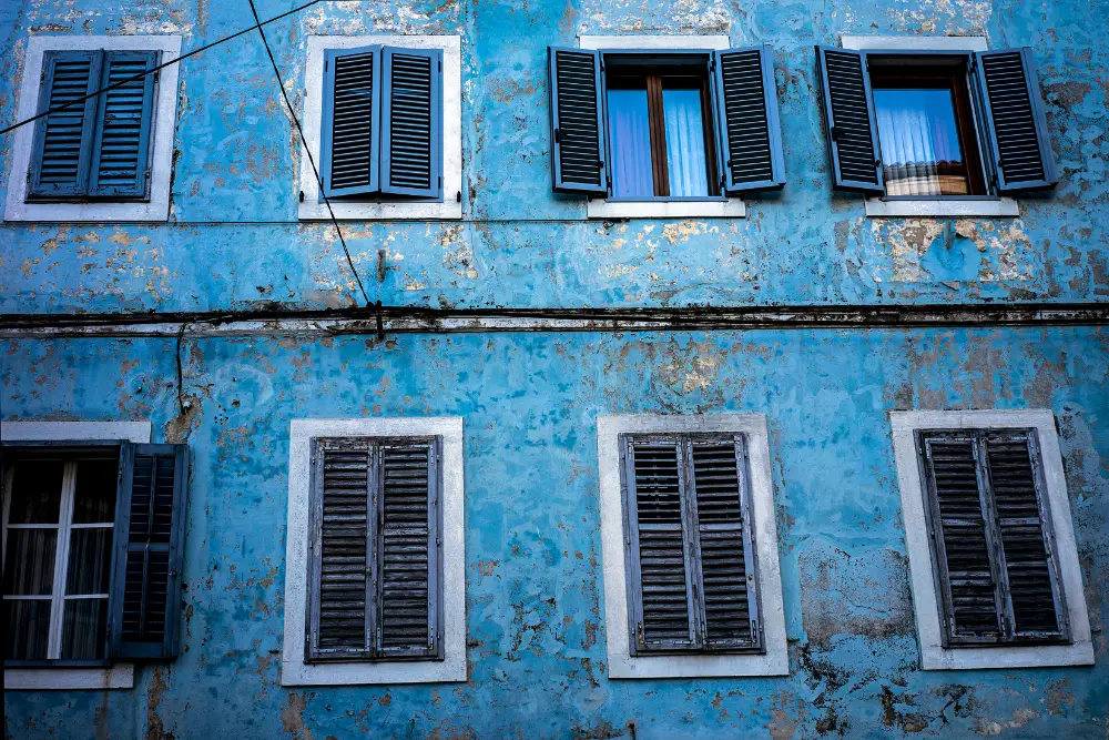 Czyszczenie elewacji po pożarze lub zalaniu - jak przywrócić budynek do pierwotnego stanu