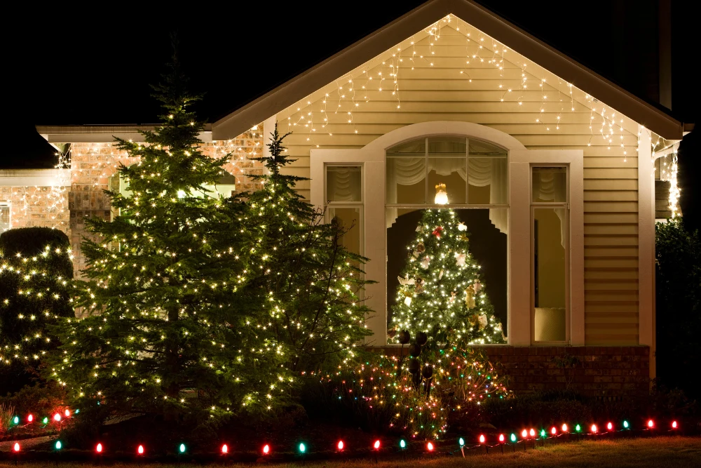 Świąteczna elewacja – jak przygotować budynek na zimę i święta?