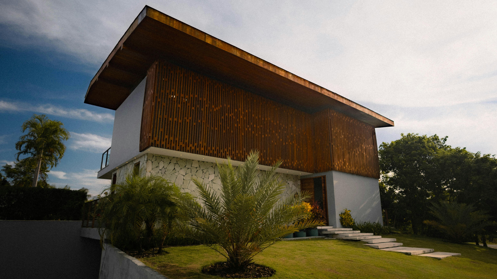 Jak usunąć zielony nalot z drewnianiej elewacji?